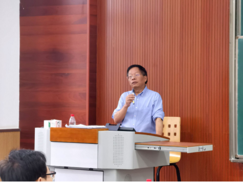 随后,姚树洁教授阐述了发展经济学的背景,并结合自身在经济学领域的